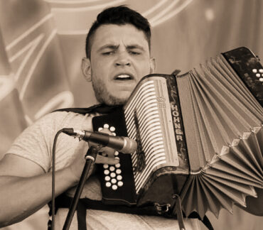 Una señora Patillalera formó en el Valle una gritería