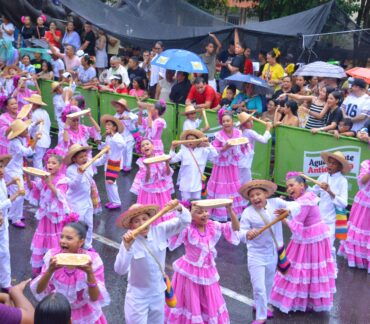 Nueve grupos ganadores del Desfile de Piloneras que estuvo lleno de folclor, música y alegría