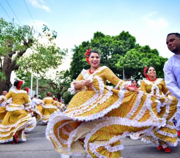 El desfile de piloneras arropó el corazón de Valledupar