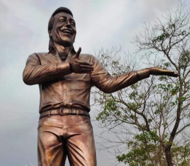 En La Junta, La Guajira, se deteriora la escultura de Diomedes Díaz