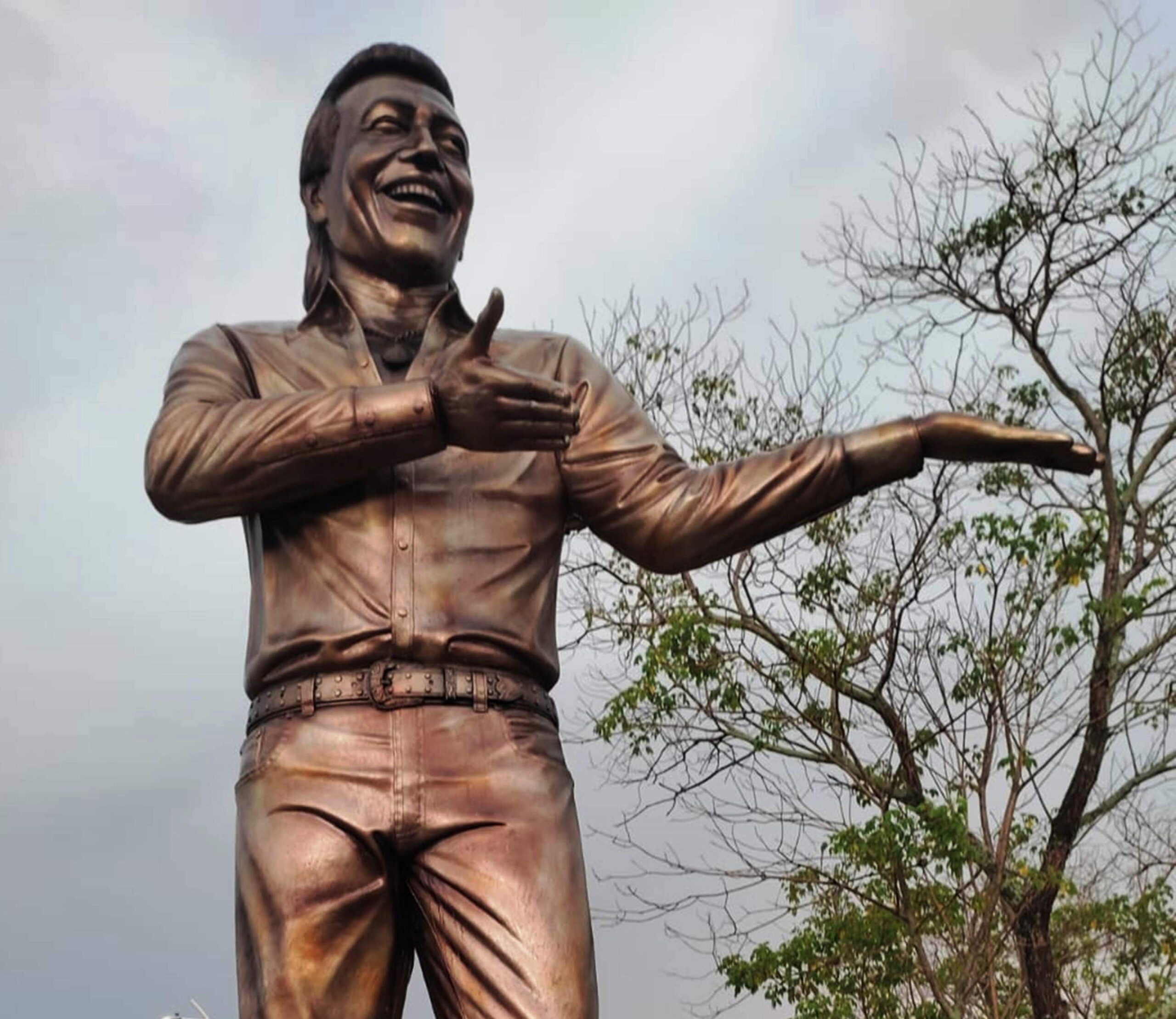 En La Junta, La Guajira, se deteriora la escultura de Diomedes Díaz