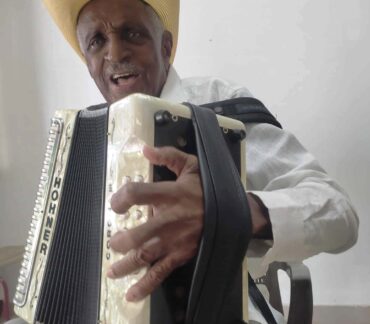 El Rey Vallenato Náfer Durán, sin su acordeón no sabe estar