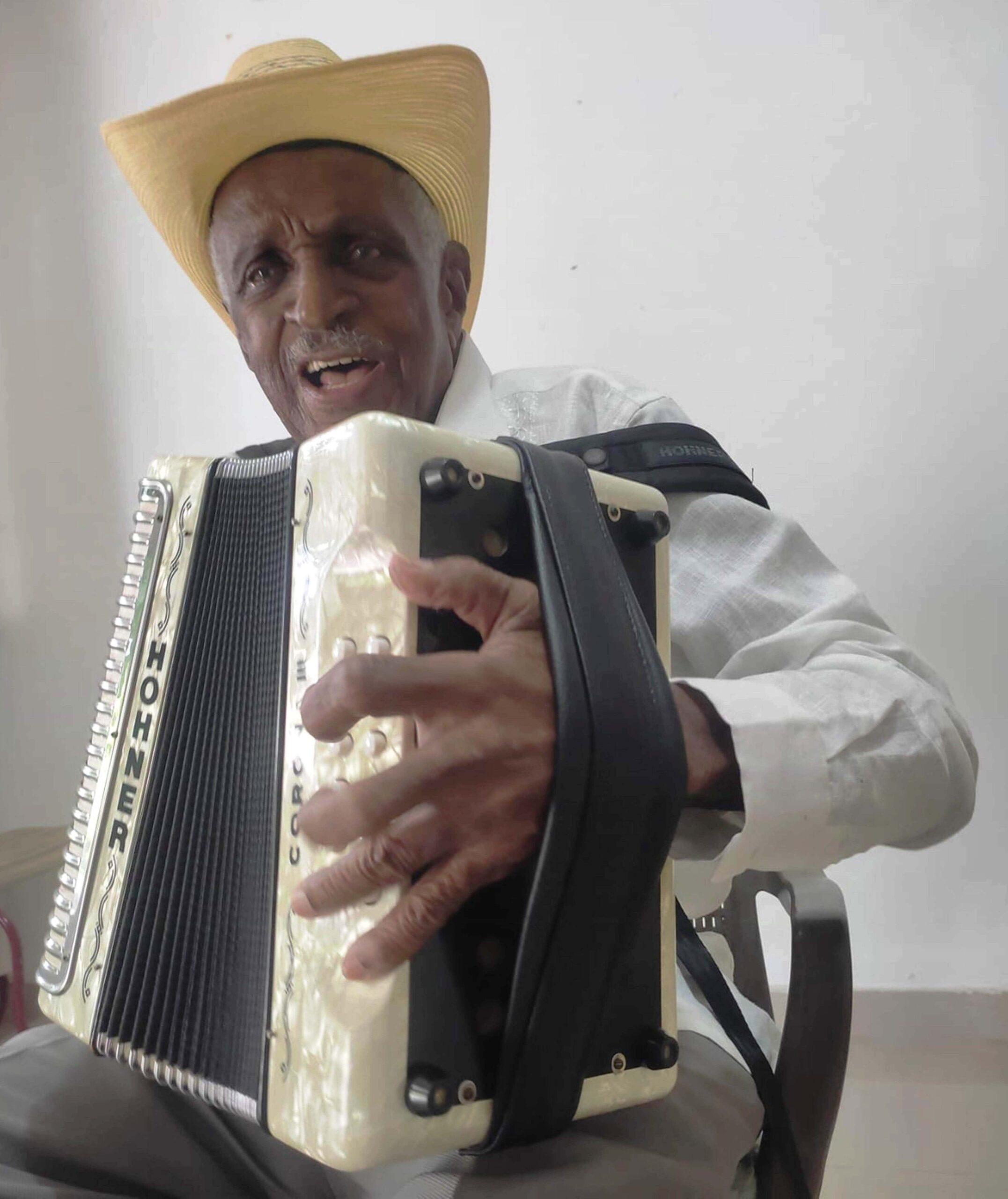El Rey Vallenato Náfer Durán, sin su acordeón no sabe estar