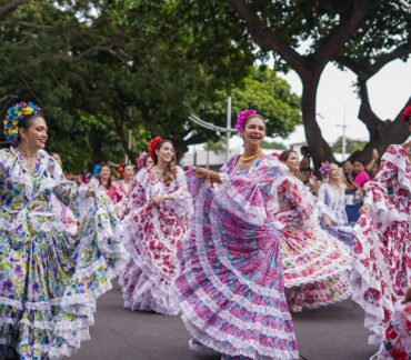El Desfile de Piloneras mayores estuvo lleno de colorido, música y colmado de tradiciones
