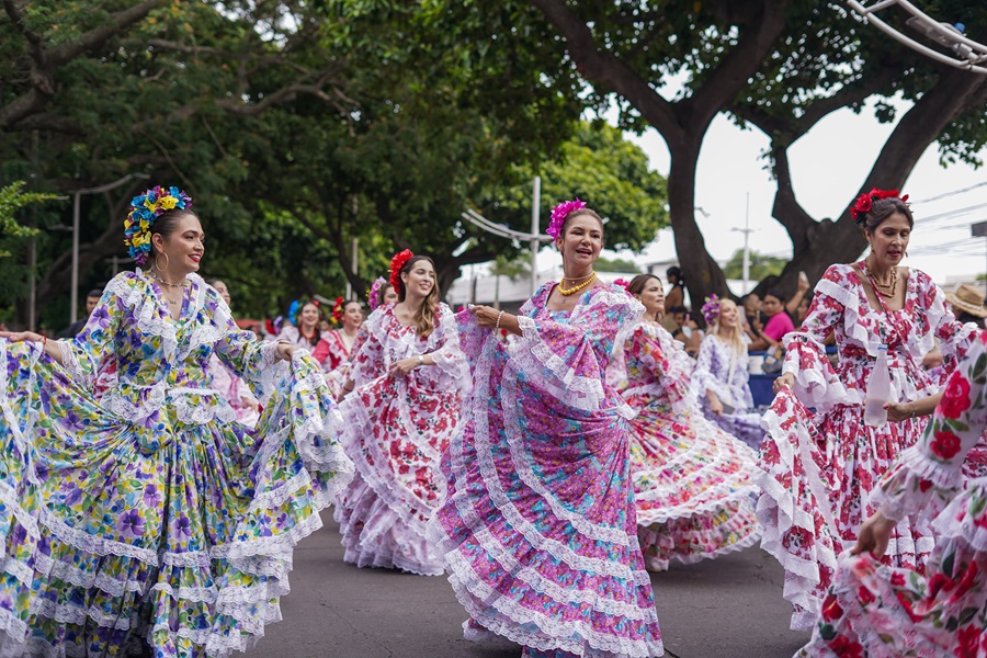 El Desfile de Piloneras mayores estuvo lleno de colorido, música y colmado de tradiciones