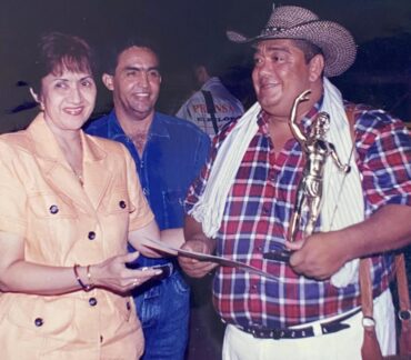 El compositor Wiston Muegues se fue a cantarle ‘La novia del Valle’, a Consuelo Araujonoguera