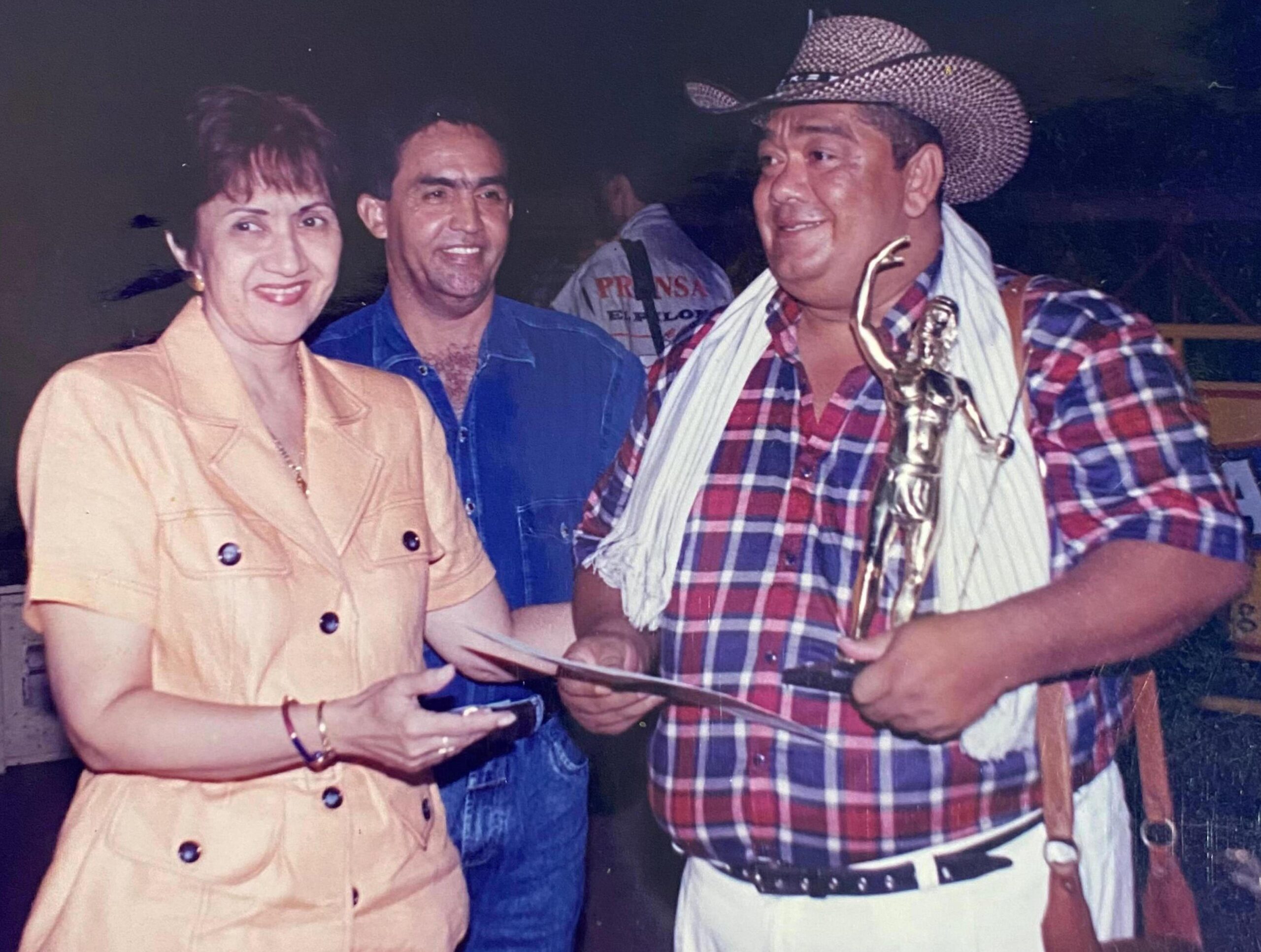 El compositor Wiston Muegues se fue a cantarle ‘La novia del Valle’, a Consuelo Araujonoguera