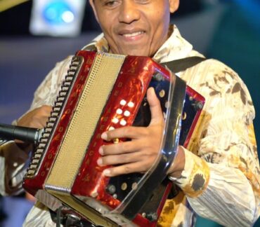 A sus 70 años Israel Romero, ‘El Pollo Irra’, sigue picando su acordeón